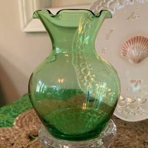 Vintage beautiful ruffled green glass vase, EUC